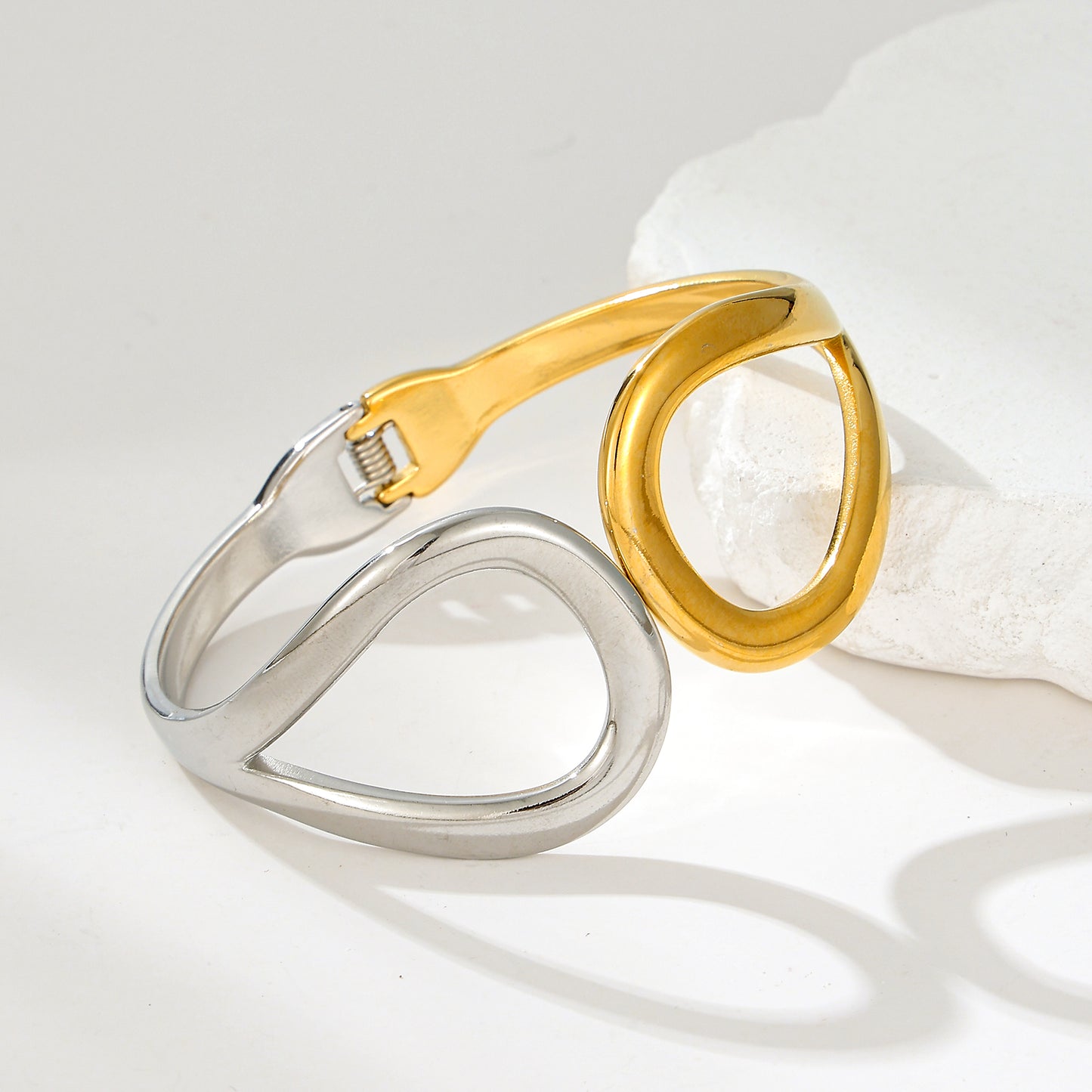 MY2148 Stainless Steel Openable Bangle with Two Color Design (2.4inch)